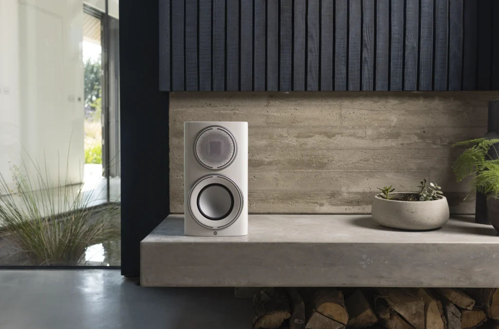 monitor audio platinum weiss auf einem lowboard
